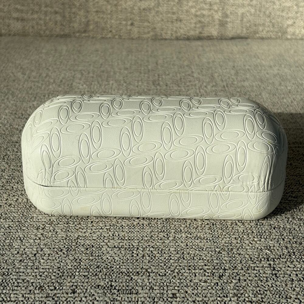 OAKLEY SIGNATURE "O" SUNGLASSES CLAM SHELL TRAVEL HARD WHITE STORAGE CASE ONLY